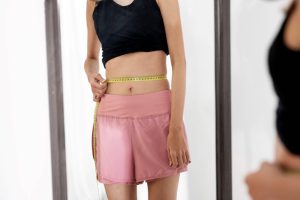 (ilustrasi seorang wanita mengalami badan yang terlalu kurus, sumber : freepik)