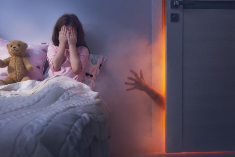(makan berat bisa menyebabkan gangguan tidur dan mimpi buruk, sumber : canva)