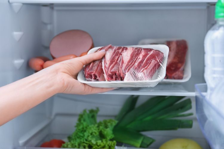 (ilustrasi menyimpan daging yang benar, sumber : canva)